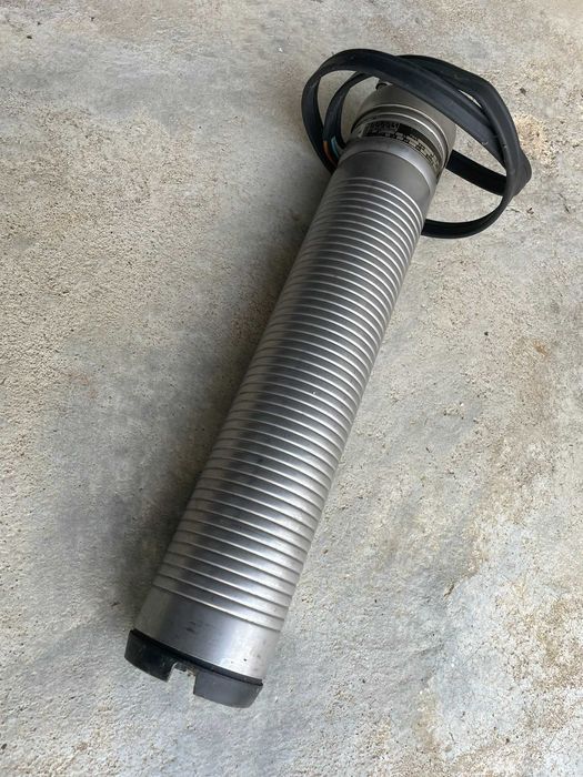 Bomba de furo trifásica