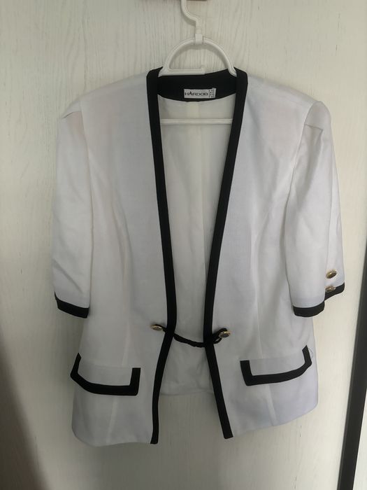 Biala marynarka narzutka w stylu chanel