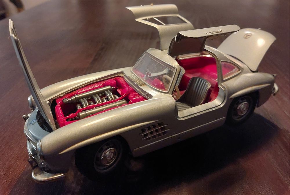 Mercedes Benz modelo: SL 3000 -  Ano 1954 [Burago com suporte]