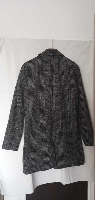 Elegancki płaszcz męski w kratę.