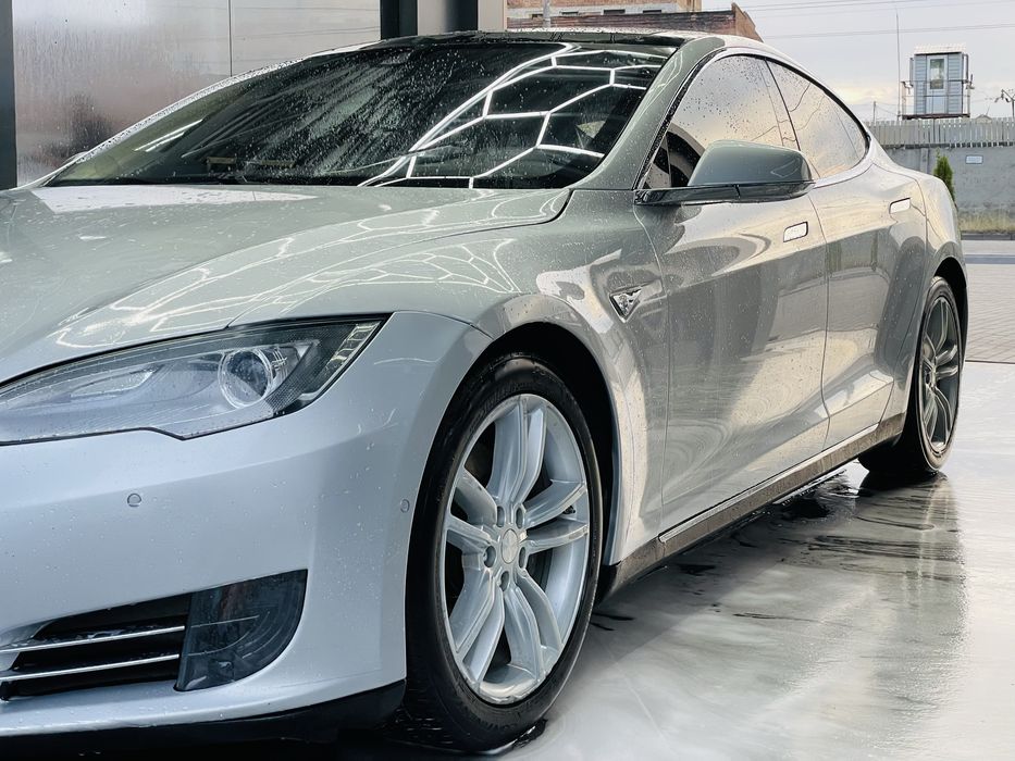 Tesla Model S 2016’ Dual motor