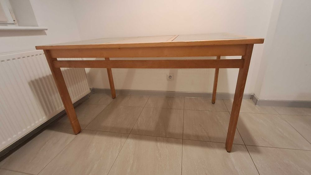 stół drewniany z plecionką wiedeńską, przeszklony, kolor neutralny