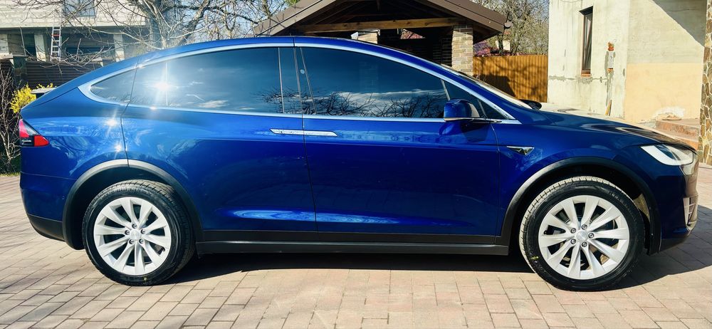Tesla X 2018року