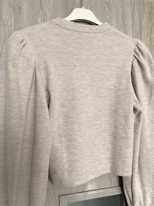 Bershka beżowy sweterek z bufiastymi rękawami z perełkami S