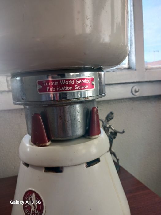 Vintage Cake-Making Machine425231083111731203