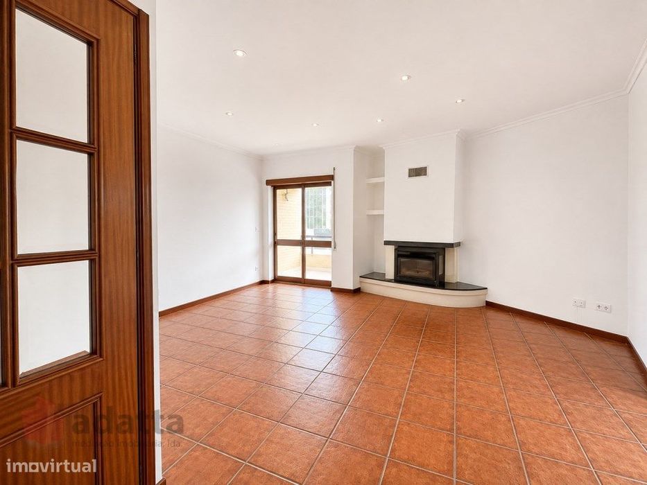 Apartamento de tipologia T3 com garagem [não é mobiliado] arrenda-s...