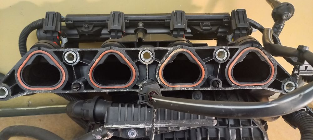 Kolektor wtryski przepustnica 1.4 16v skoda VW seat