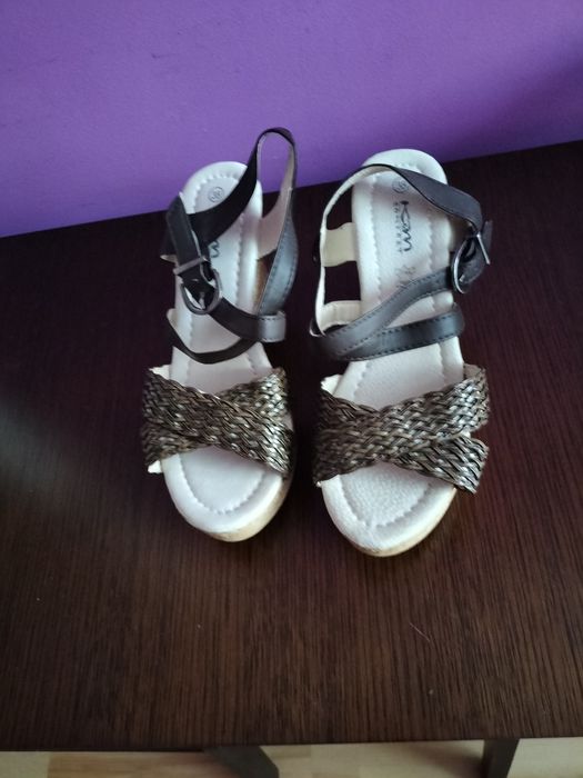 Nowe śliczne sandałki r38 na koturnie