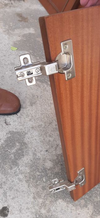 Portas para armário em madeira de cor escura, c/ puxadores e ferragens