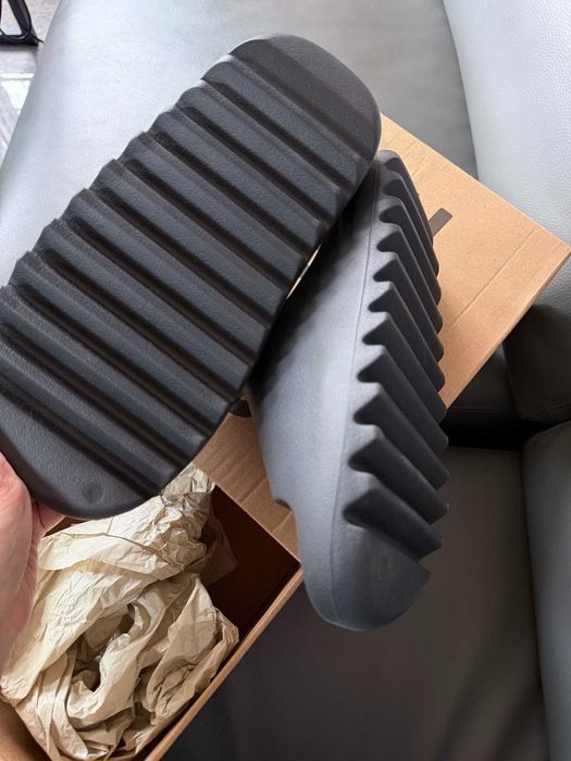 Czarne kapcie Adidas Yeezy 39
