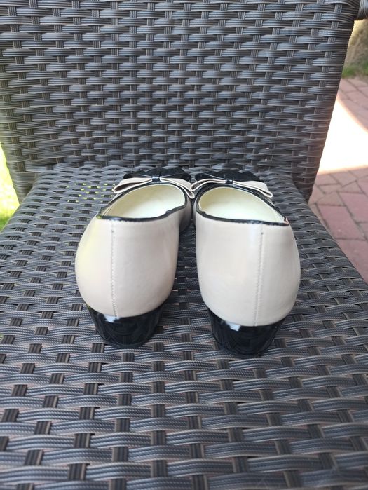 Skórzane beżowo-czarne buty, rozmiar 39