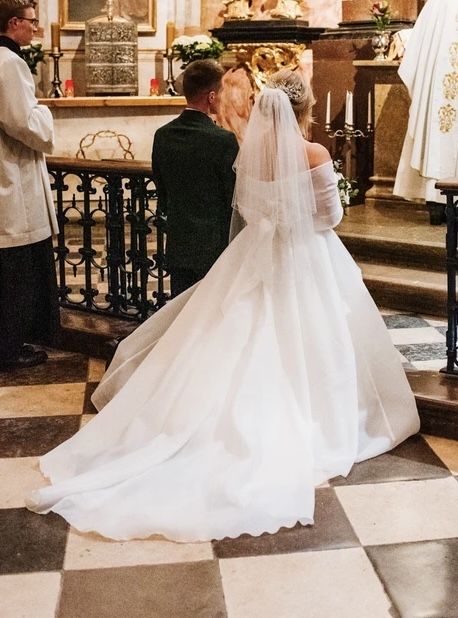 Suknia Ślubna z gorsetem i trenem