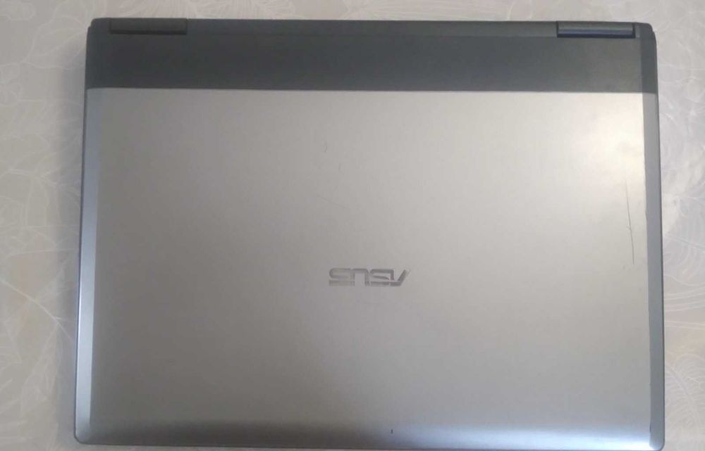 Ноутбук Asus з пультом .