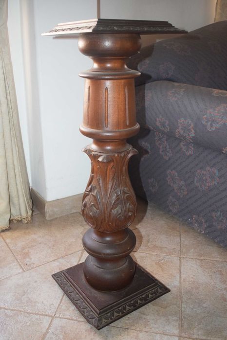 Pedestal em madeira maciça