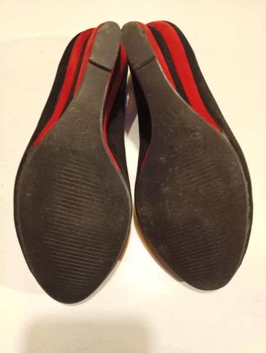 Sapatos em camurça em preto e vermelho,, de marca FAFALA, tamanho 38,usados duas vezes,como novosver