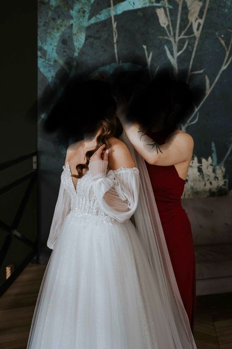 Suknia ślubna + koło + welon katedralny