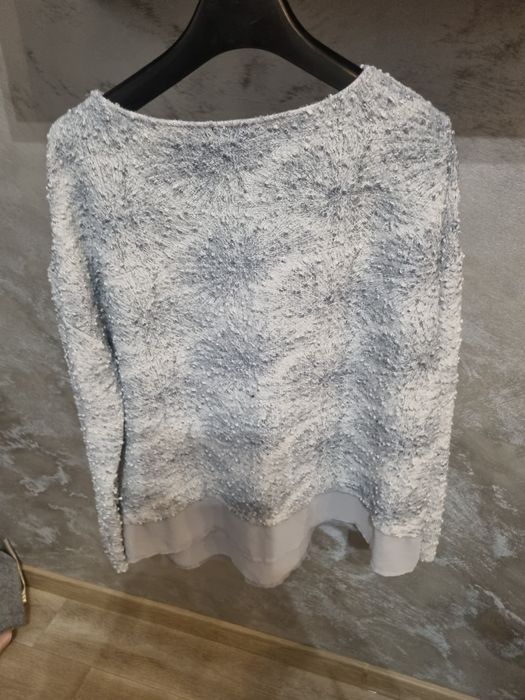Śliczny sweterek. Delikatnie się mieni , nie widać na zdjęciach.