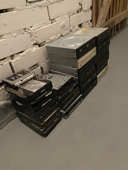 Złom elektroniczny napędy dvd twarde dyski komputerowe