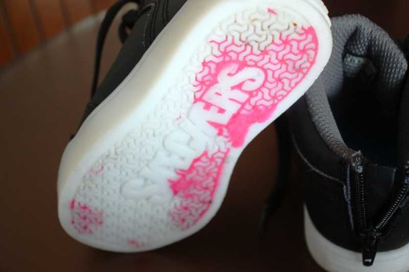 Botas pretas com luzes por baixo da SKECHERS Tamanho 22