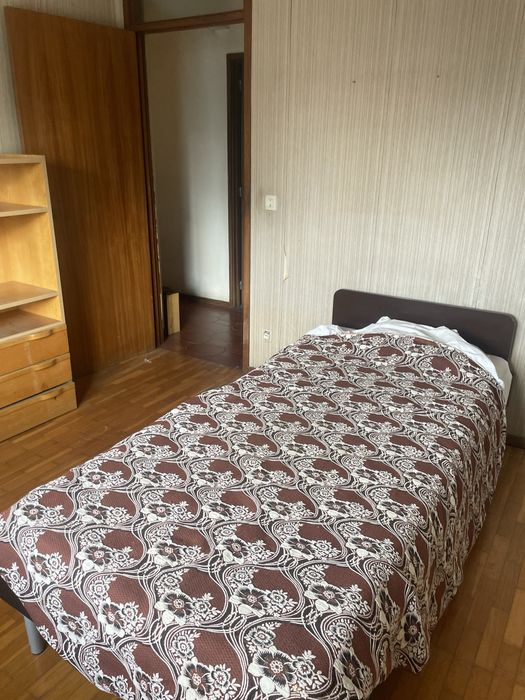 Cama de solteiro com roupeiro e cómoda