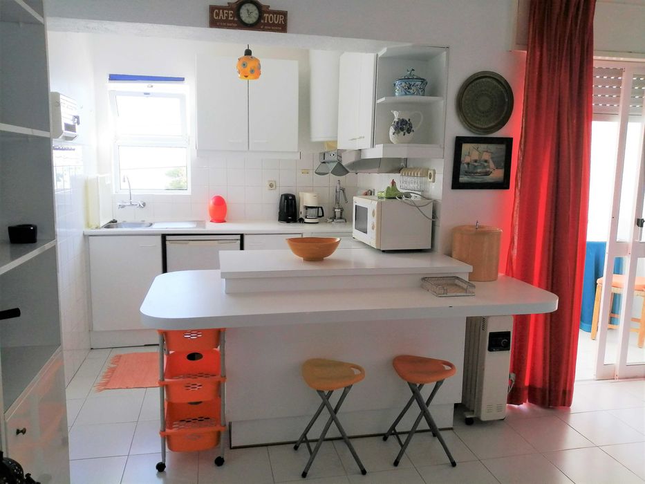 Apartamento T1, longa duração, completamente mobilado e equipado, vista oceano, a 3 min. da praia, em Vale Centianes, Carvoeiro.