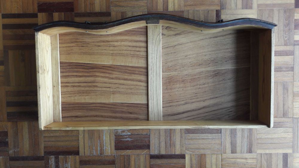 Mobília de quarto de casal estilo Dão José em carvalho maciço.