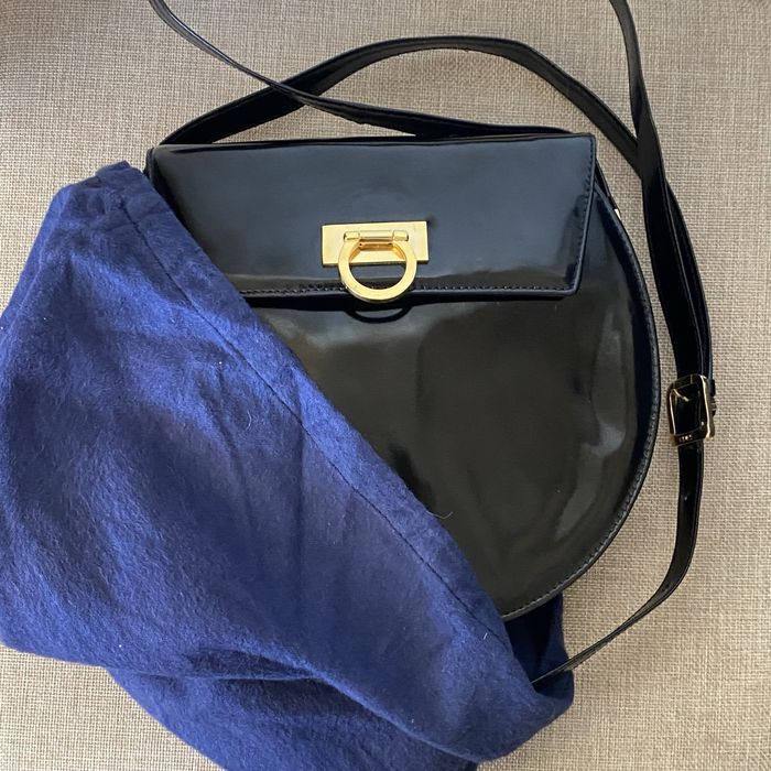 Bolsa em pele, Aries, com acabamento em verniz e fecho magnético.