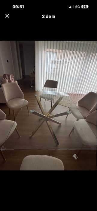 Mesa de jantar de vidro pé dourado