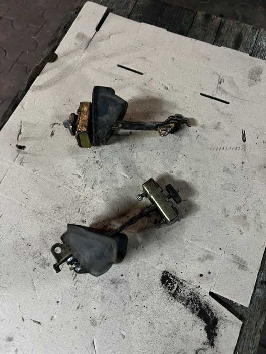 Обмежувач передньої двері лівий Mercedes Sprinter / Volkswagen LT