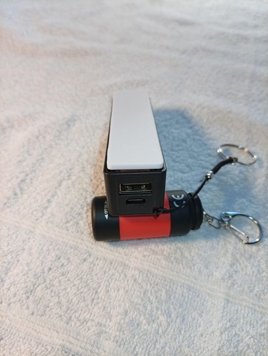 Повербанк и фонарик