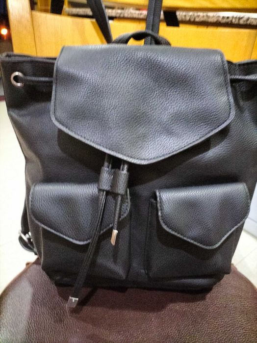 Mochila de pele sintética preta