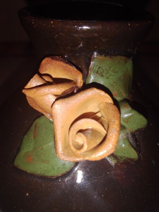 Wazon z różami z PRL