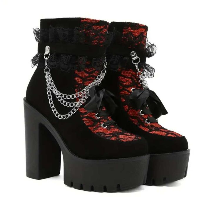 Wysokie buty. Nowe.