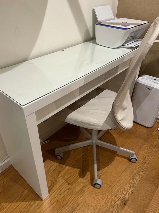 Secretaria com vidro e cadeira Ikea