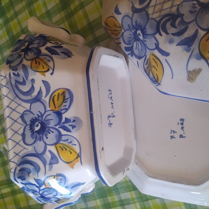 Terrina antiga pintada à mão