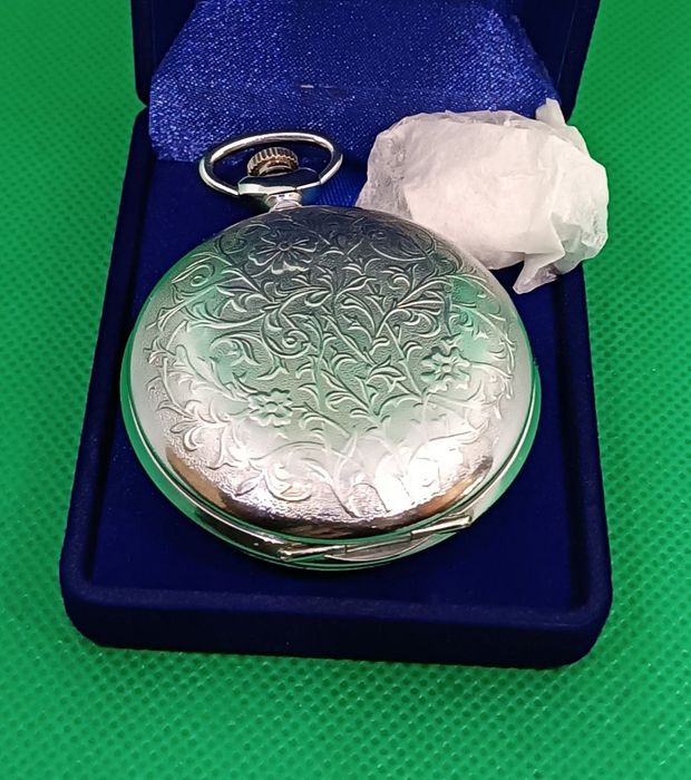 Годинник кишеньковий Молнія " Візерунки". Футляр. Ланцюжок!