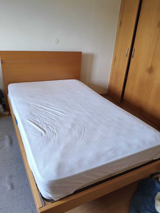 Cama solteiro, com colchão e mesa cabeceira