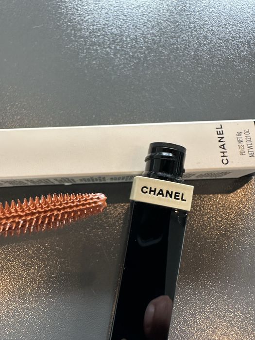Chanel maskara wydluza, pogrubia, definiuje w kolorze specjalnym.