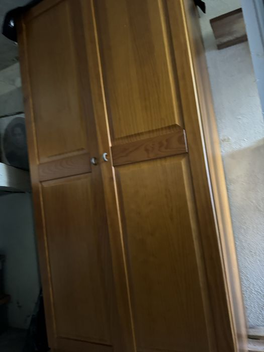 Guarda roupa em madeira maciça , está como novo. Apenas para desocupar