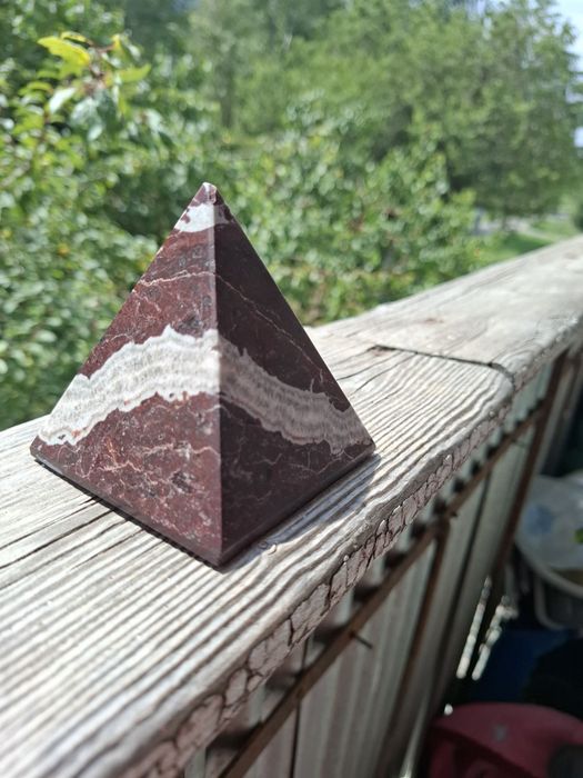 Пирамида из оникса ,приносит богатство, в хорошем состоянии.