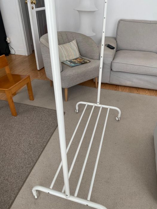 Charriot - Suporte para cabides branco modelo Rigga do IKEA