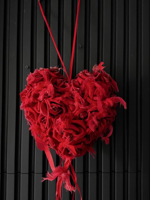 Червоне серце з пелюсток троянд - декор до дня Валентина