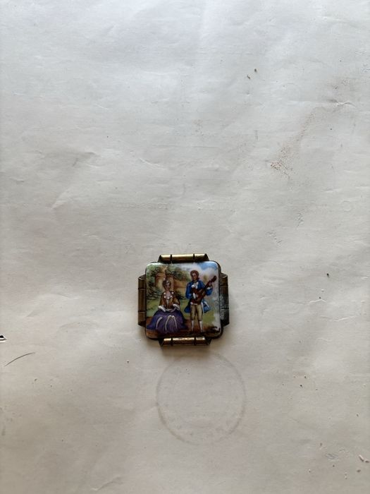 Antyczna Broszka Vintage – Scena Dworska, Emalia