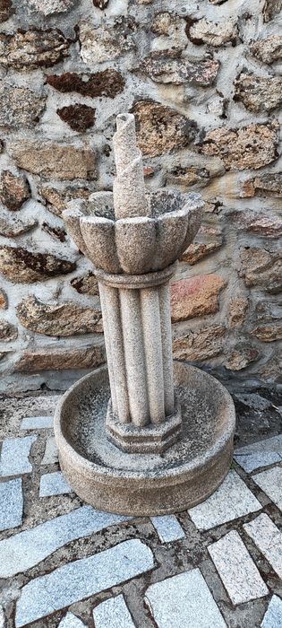 Fonte decorativa em granito, com bomba circulatória de água