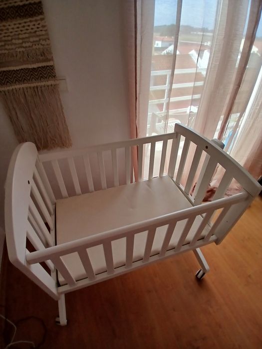 Berço de bebé branco