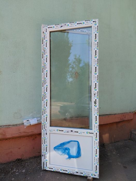 Пластиковая дверь