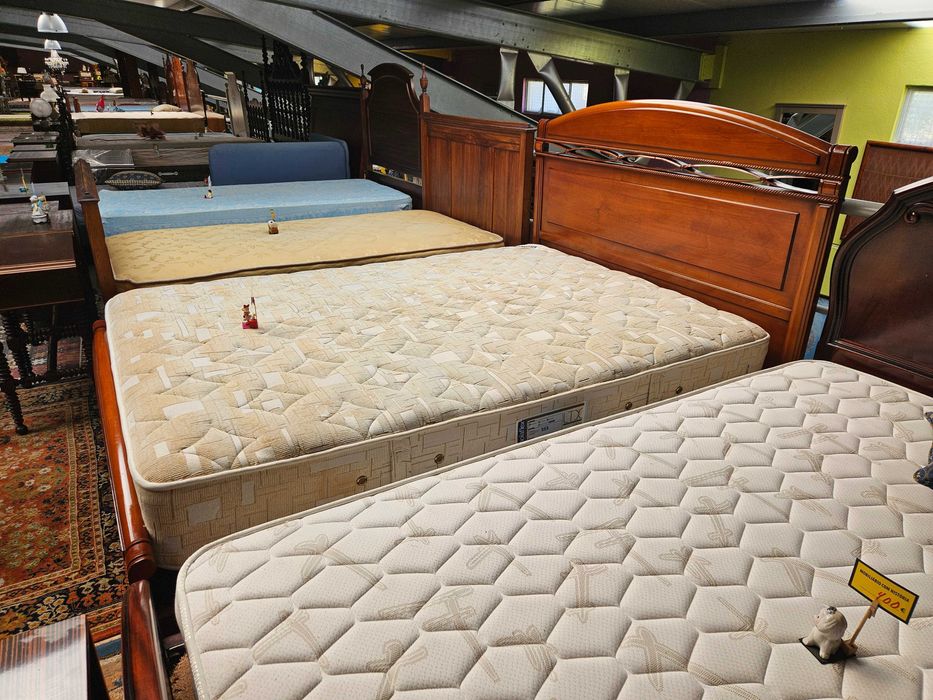 Cama em madeira maciça com estrado e colchão Mol