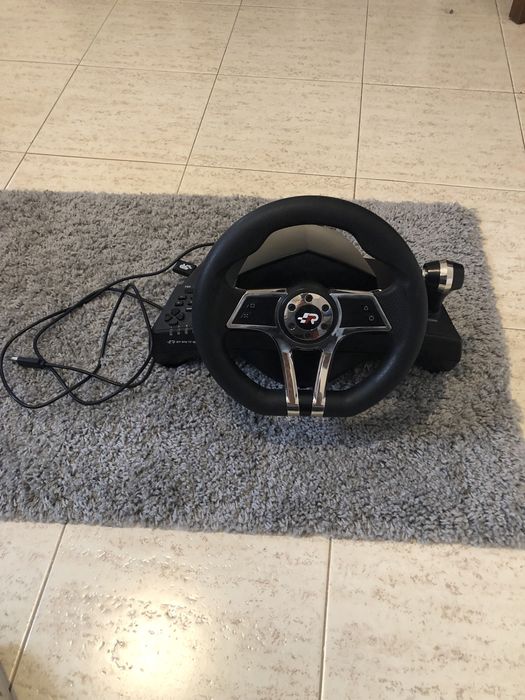 Pc gaming e volante com pedais