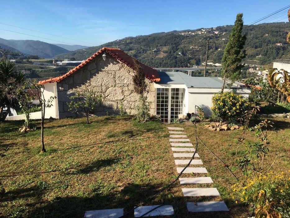 vistas maravilhosas sobre o rio (Casa em Pedra)