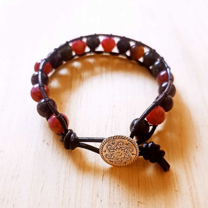Pulseira de pedras naturais e fio de couro preto